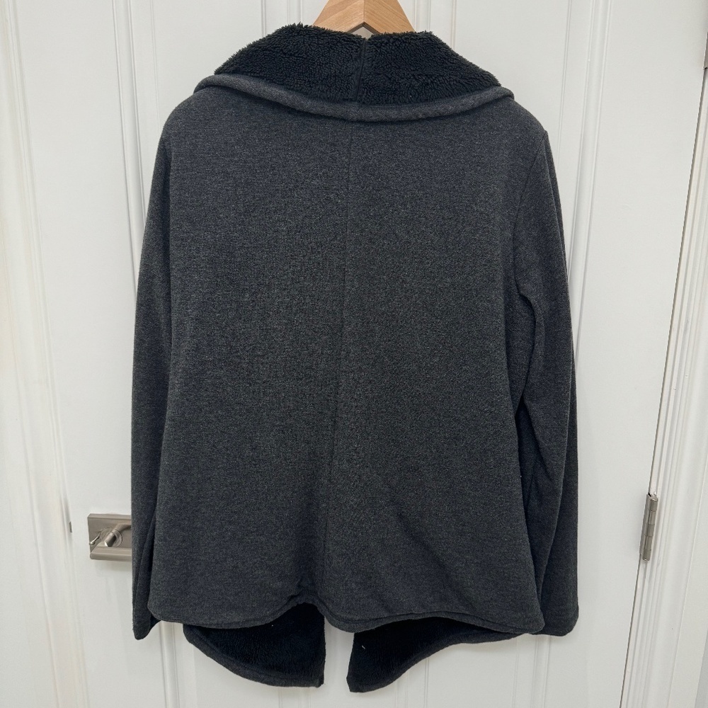 UGG Women's Wrap. Size M. Charcoal Gray. New! - Picture 3 of 5